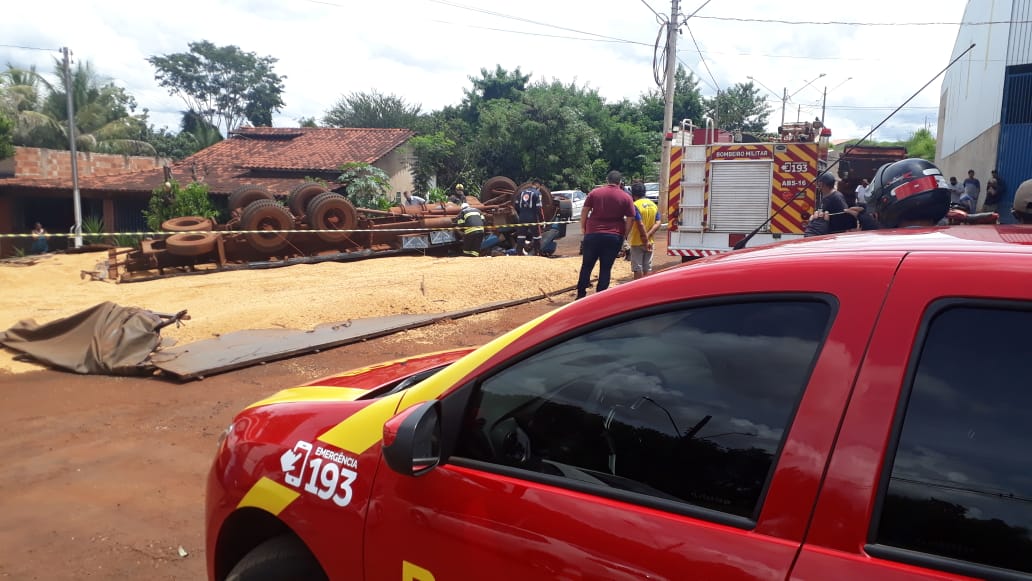 Caminhão tomba e motorista morre em Santa Helena (Foto: Reprodução/CBM)