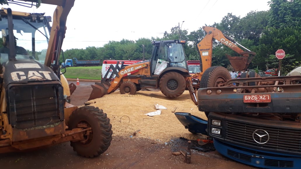 Caminhão tomba e motorista morre em Santa Helena (Foto: Reprodução/CBM)