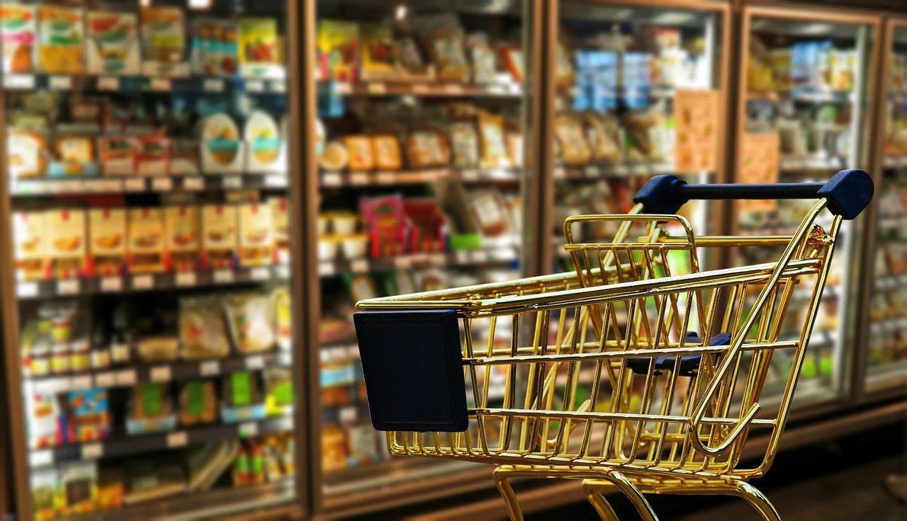 Novo decreto: Associação prevê prejuízo para donos de supermercados e para população - O novo decreto publicado, neste último sábado (13), pela prefeitura de Goiânia permite apenas a venda de alimentos, bebidas e produtos de higiene nos supermercados. A associação goiana de supermercados (Agos) prevê que o prejuízo vá além dos donos dos estabelecimentos e atinja também a população