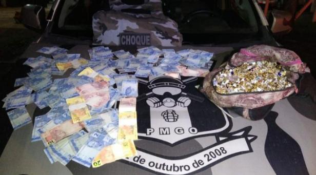 No município goiano Santo Antônio do Descoberto, a Polícia Militar (PM) prendeu um suspeito de furtar semijoias no Rio de Janeiro, na semana passada. A prisão aconteceu nesta sexta-feira (19 - Polícia prende em Santo Antônio do Descoberto suspeito de furtar semijoias no Rio de Janeiro