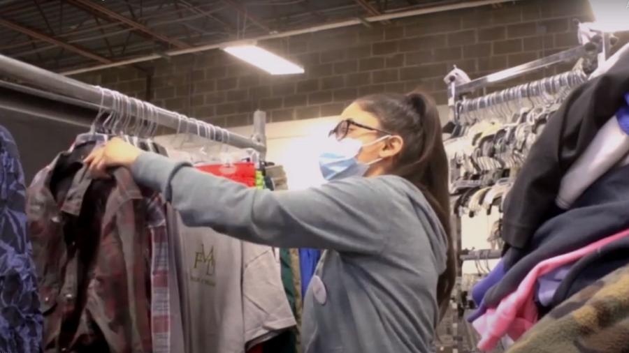 Mulher doa jaqueta do marido com R$ 28 mil em bolso para brechó nos EUA