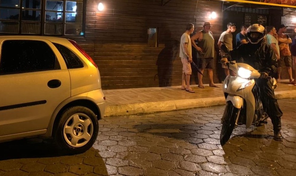 Jovem morre nos braços do pai após cobrar uso de máscara