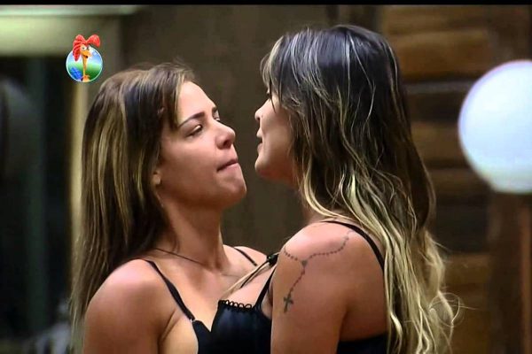 Andressa Urach e Denise Rocha recriam cena de A Fazenda; veja