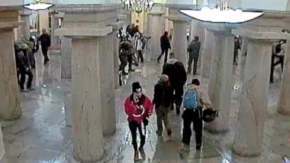 Detetive pede divórcio ao ver mulher com outro na invasão do Capitólio