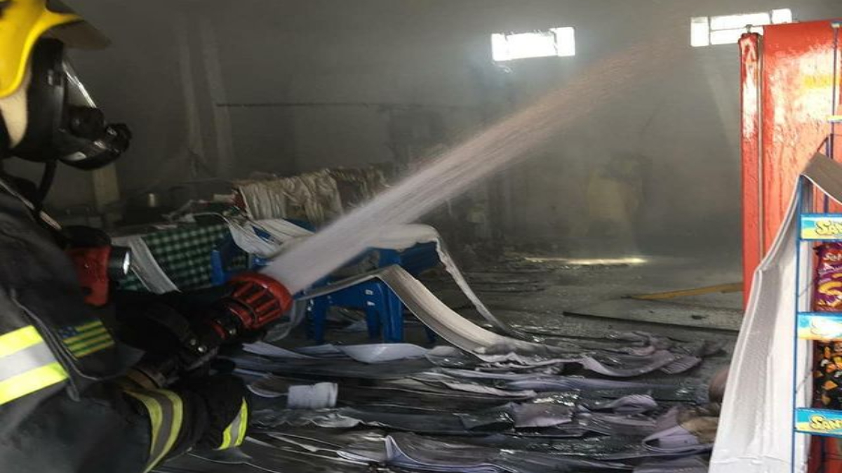 O forro de material PVC derreteu com as chamas e caiu, o que causou mais fumaça e fogo (Foto: Divulgação/CBM)