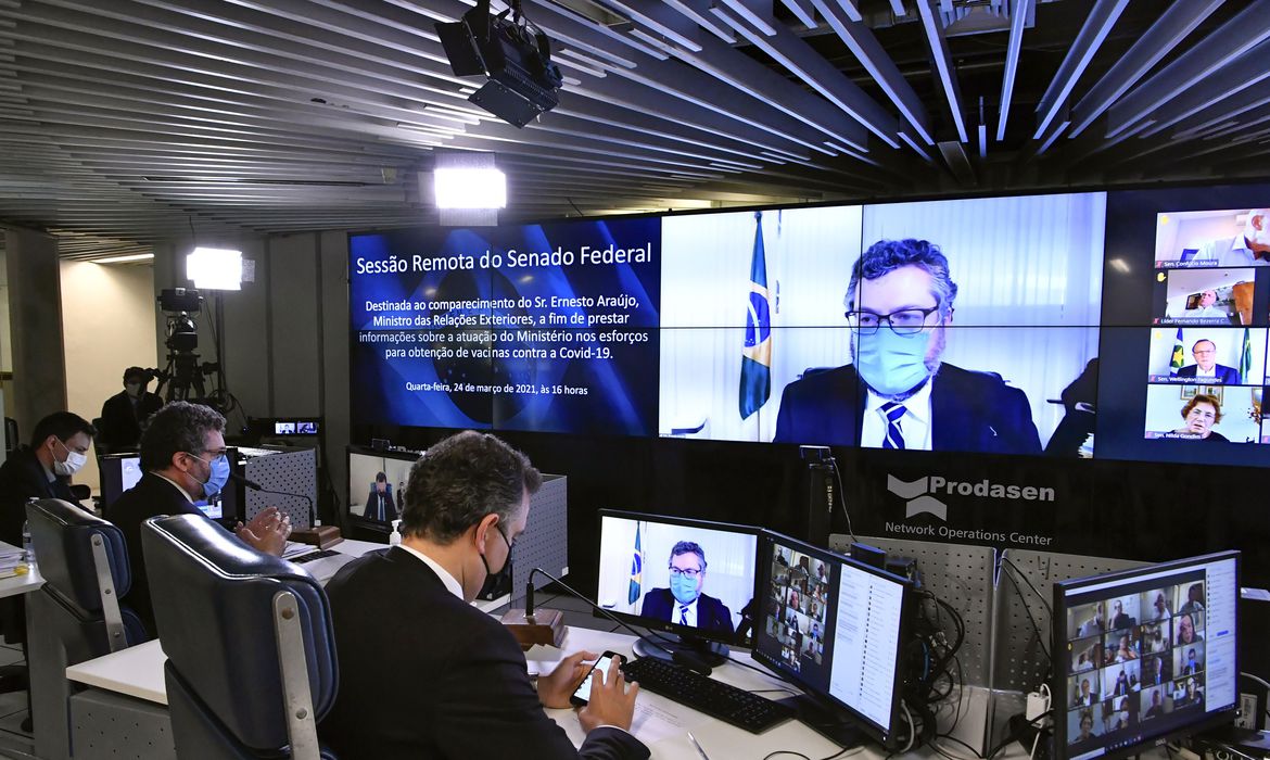 Chanceler Ernesto Araújo observa o presidente Jair Bolsonaro (Foto: Waldir Barroso)