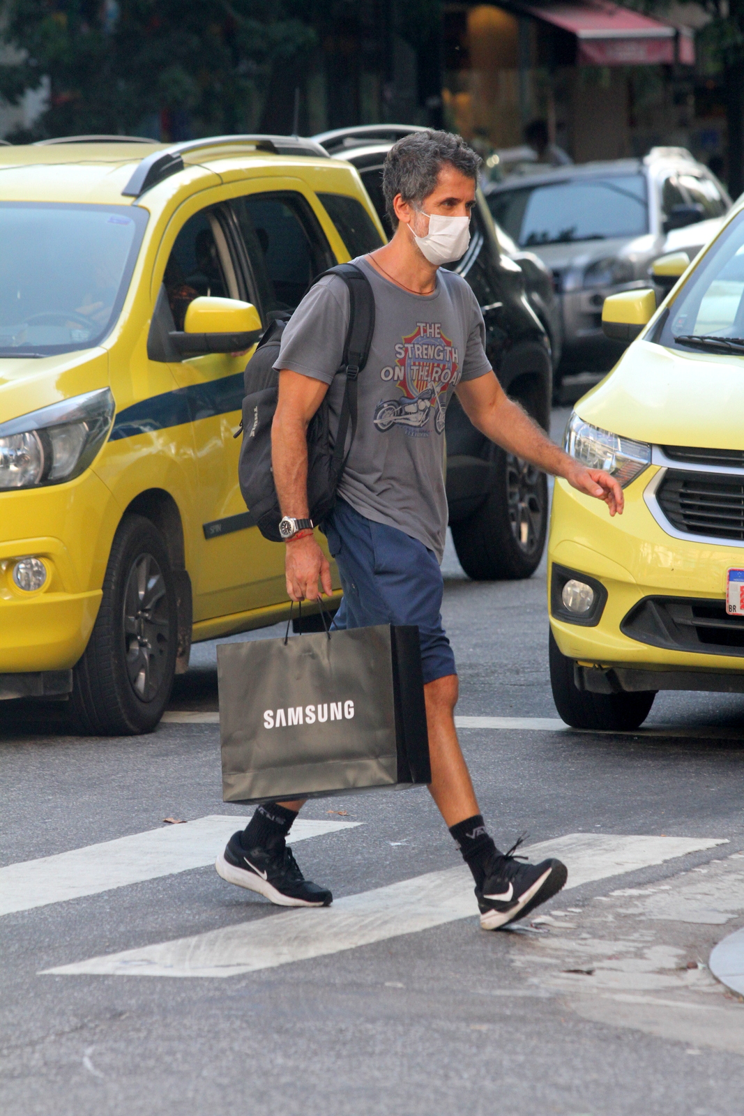 Eriberto Leão encontra Lavínia Vlasaka durante passeio no Leblon; fotos