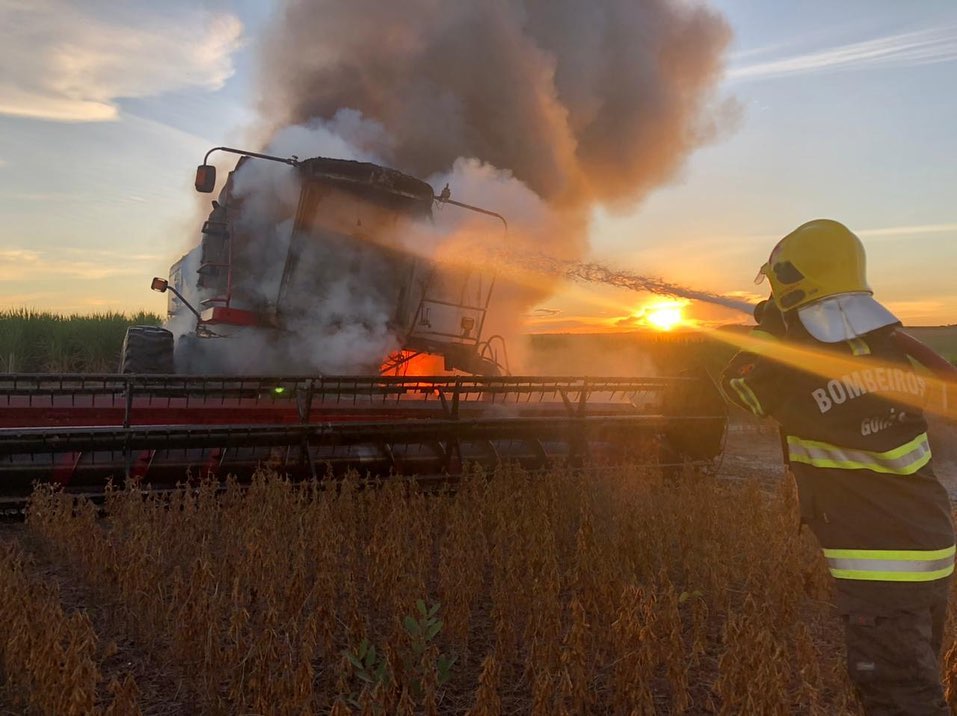 Incêndio aconteceu no fim da tarde do último domingo (20), na zona rural do município Rio Verde, no interior do estado