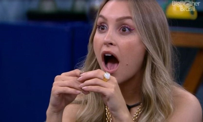 lubrificante Ex-BBB estava curtindo descanso com o namorado Felipe Becari. Carla Diaz mostra quarto e deixa item íntimo escapar em foto: veja