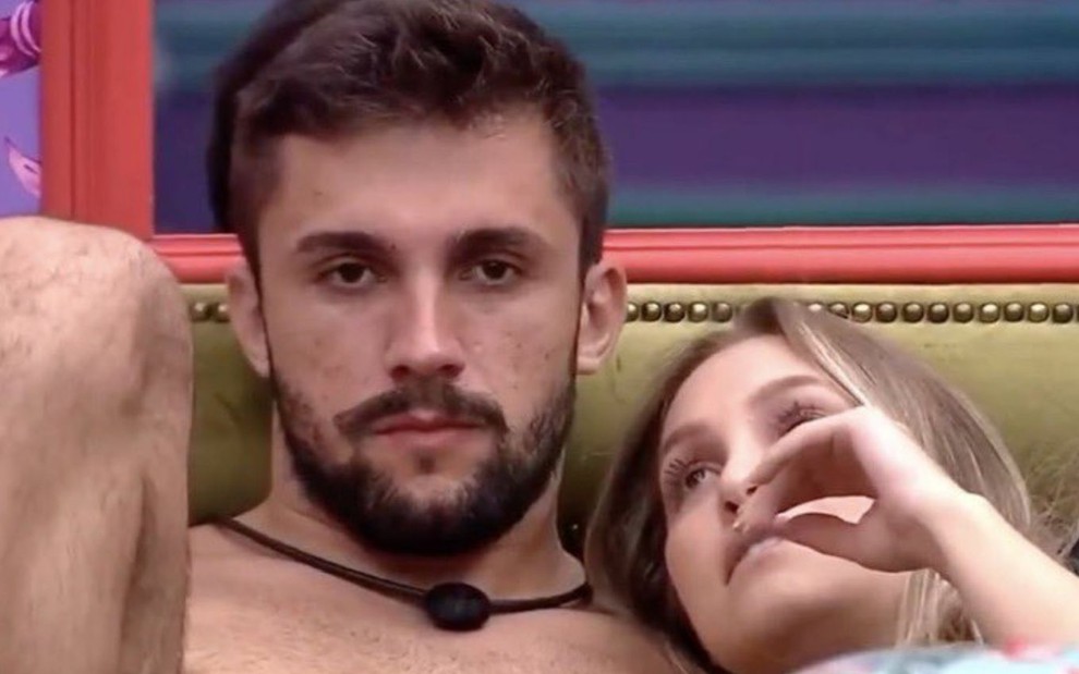 Carla Diaz e Arthur Picoli vivem romance fora do BBB, diz jornal BBB 21: Projota diz que relação de Arthur e Carla Diaz não é de amor