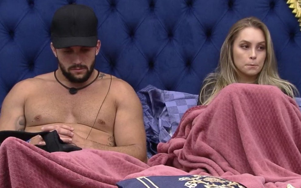 BBB 21: Carla Diaz e Arthur discutem e cogitam terminar namoro