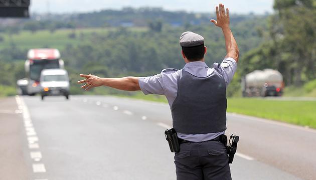 Após receber ordem de parada, motorista foge e é preso com carro furtado