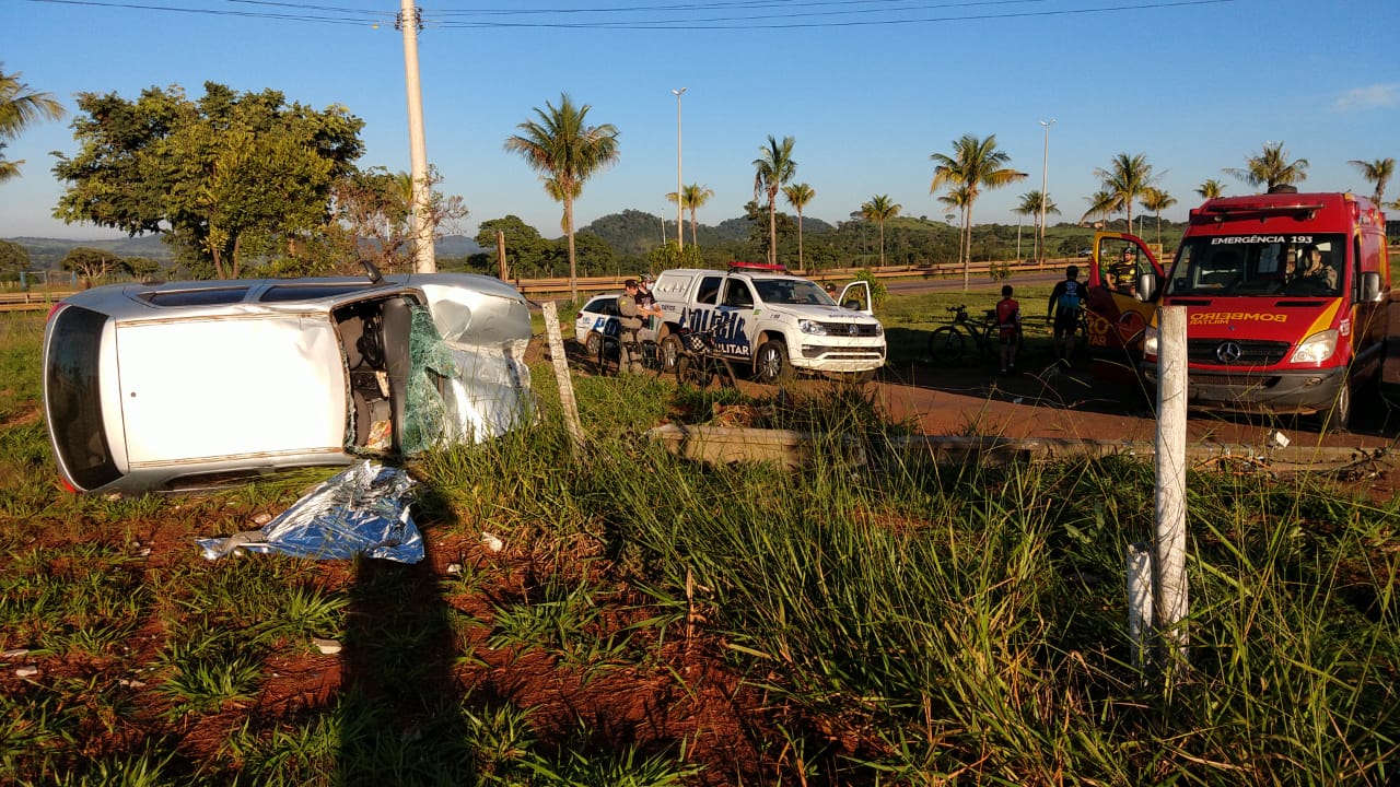 Mulher capotou carro no Bairro Nova Goianira. (Foto: divulgação/Corpo de Bombeiros)