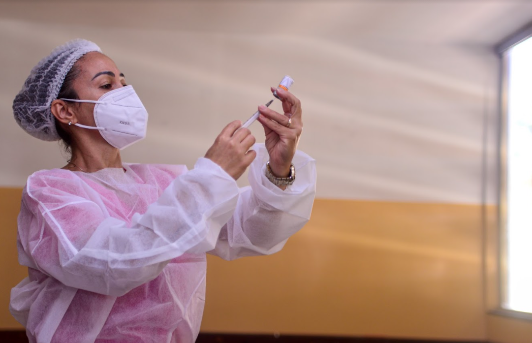 Policias penais começam a ser vacinados contra Covid na 2ª