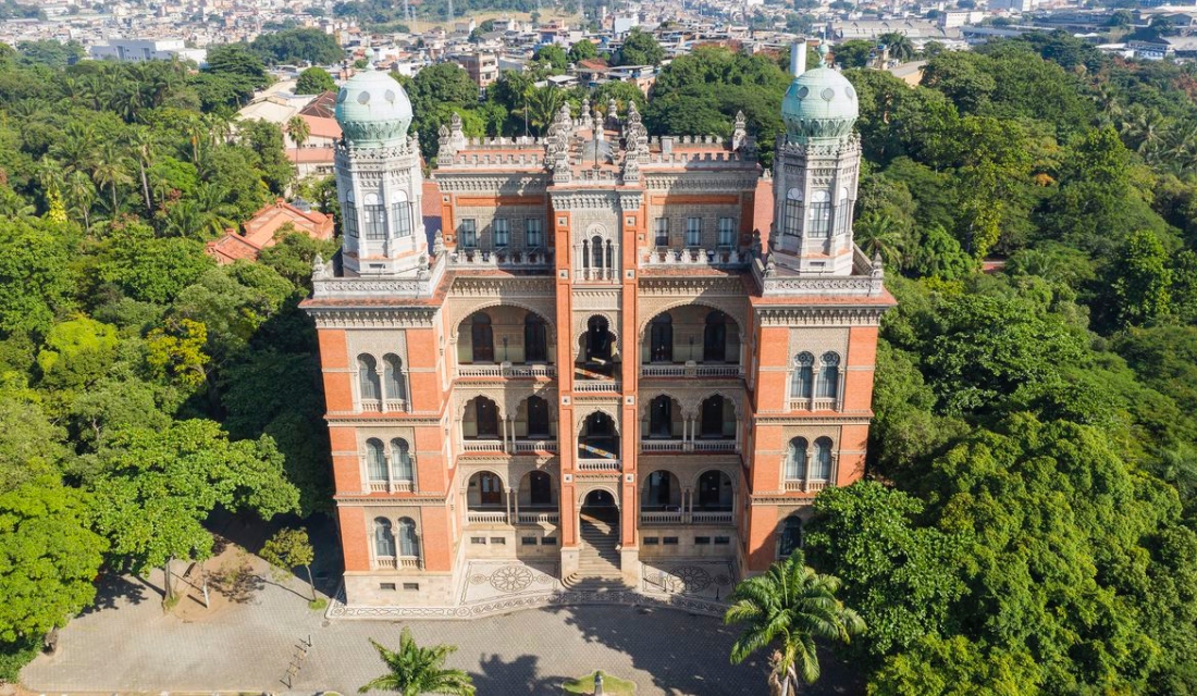 Tomada aérea da fachada e terraço do Castelo. (Foto: Leonardo Oliveira/Fiocruz)