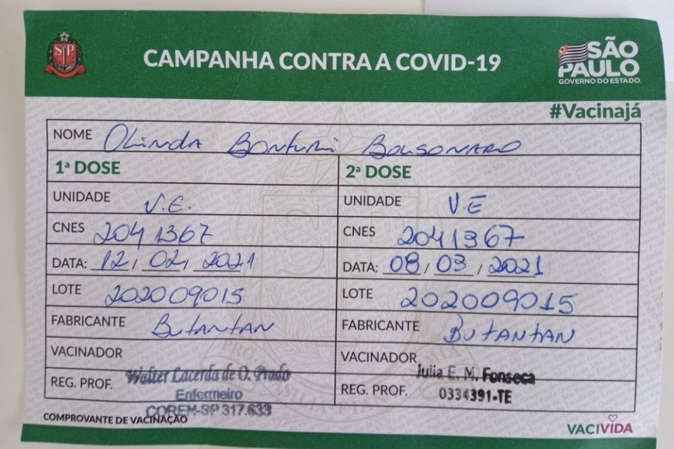 Mãe de Bolsonaro recebe segunda dose da Coronavac em casa