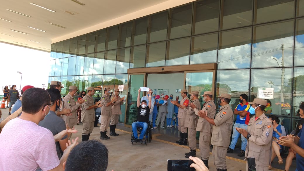 Major dos bombeiros vence Covid-19 e recebe homenagem dos colegas