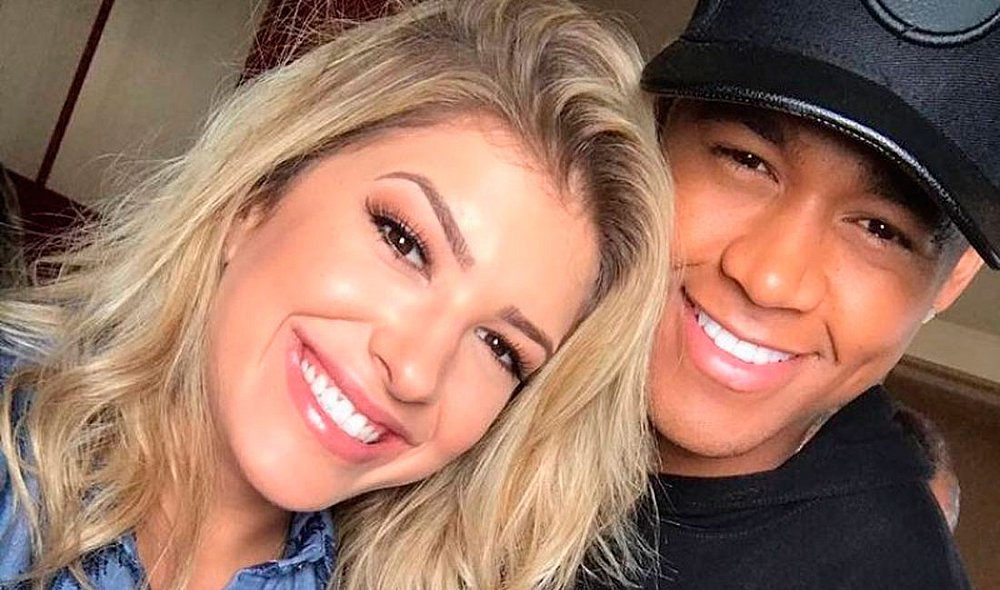 chocolates Leo Santana e Lorena Improta anunciam gravidez do primeiro filho