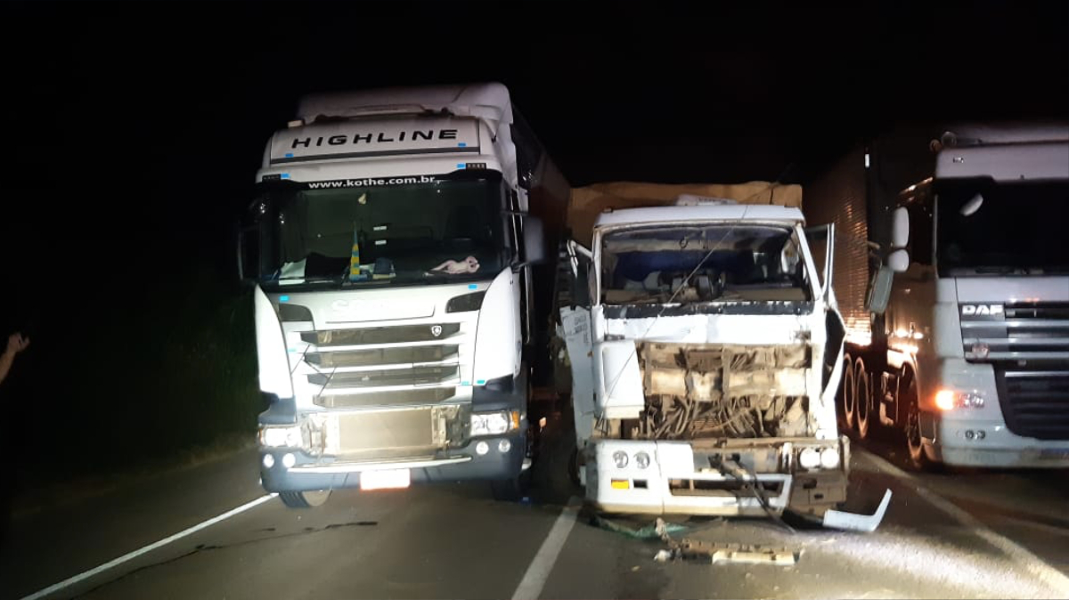 Engavetamento provoca congestionamento de 5 km na BR-060, em Goianápolis