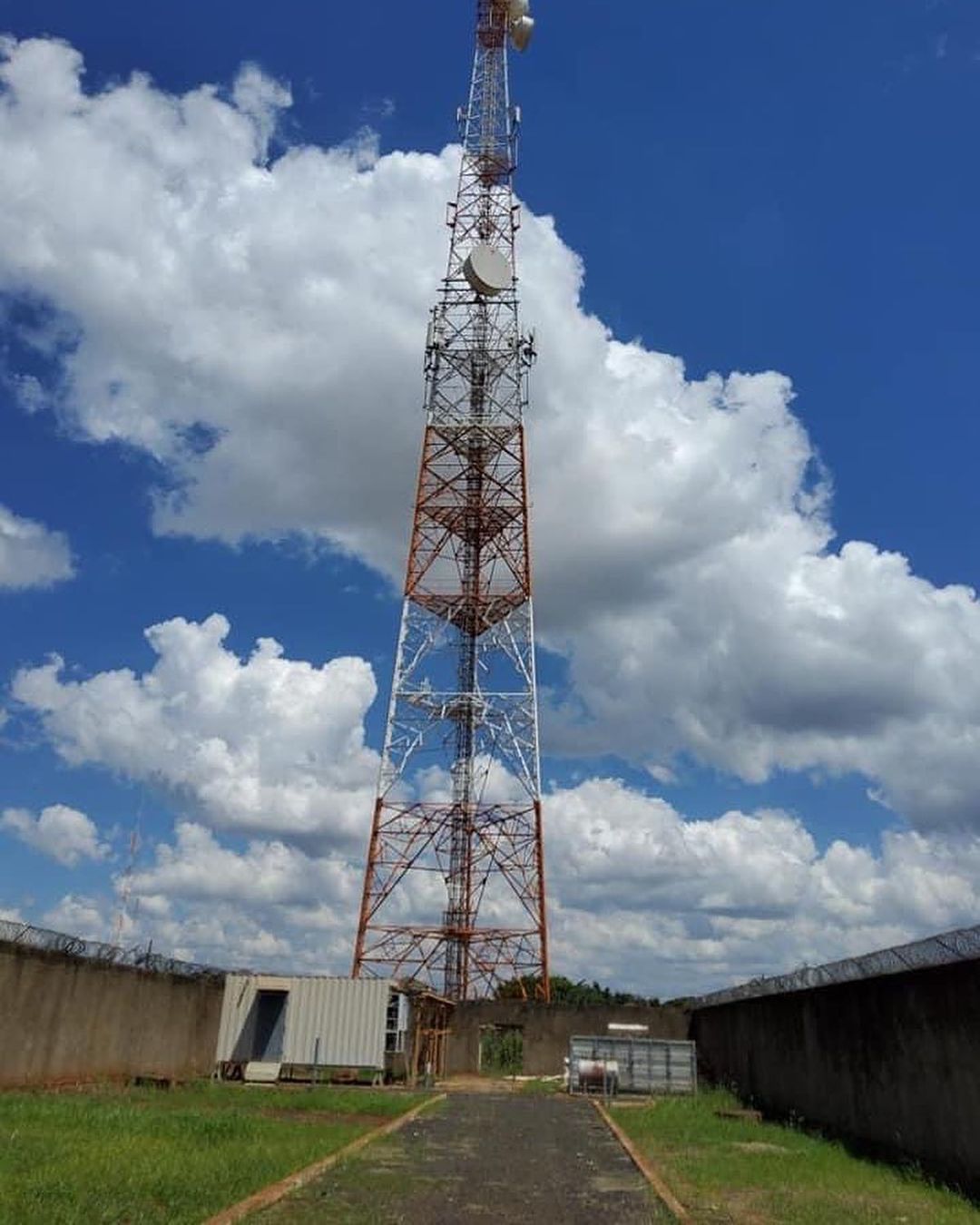 Trabalhador flagrou suspeito com uma barra de ferro da antena e tentou capturá-lo (Foto: Divulgação/PM)