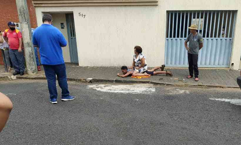 Policial aposentada imobiliza ladrão e viraliza na web; veja