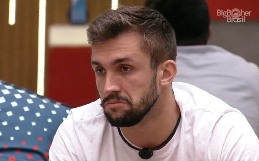 BBB 21: Arthur se gaba de '24 cm' e web rebate com foto antiga
