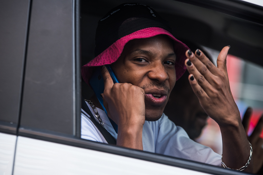 Lucas Penteado aparece de unhas pintadas em táxi na Avenida Paulista; fotos