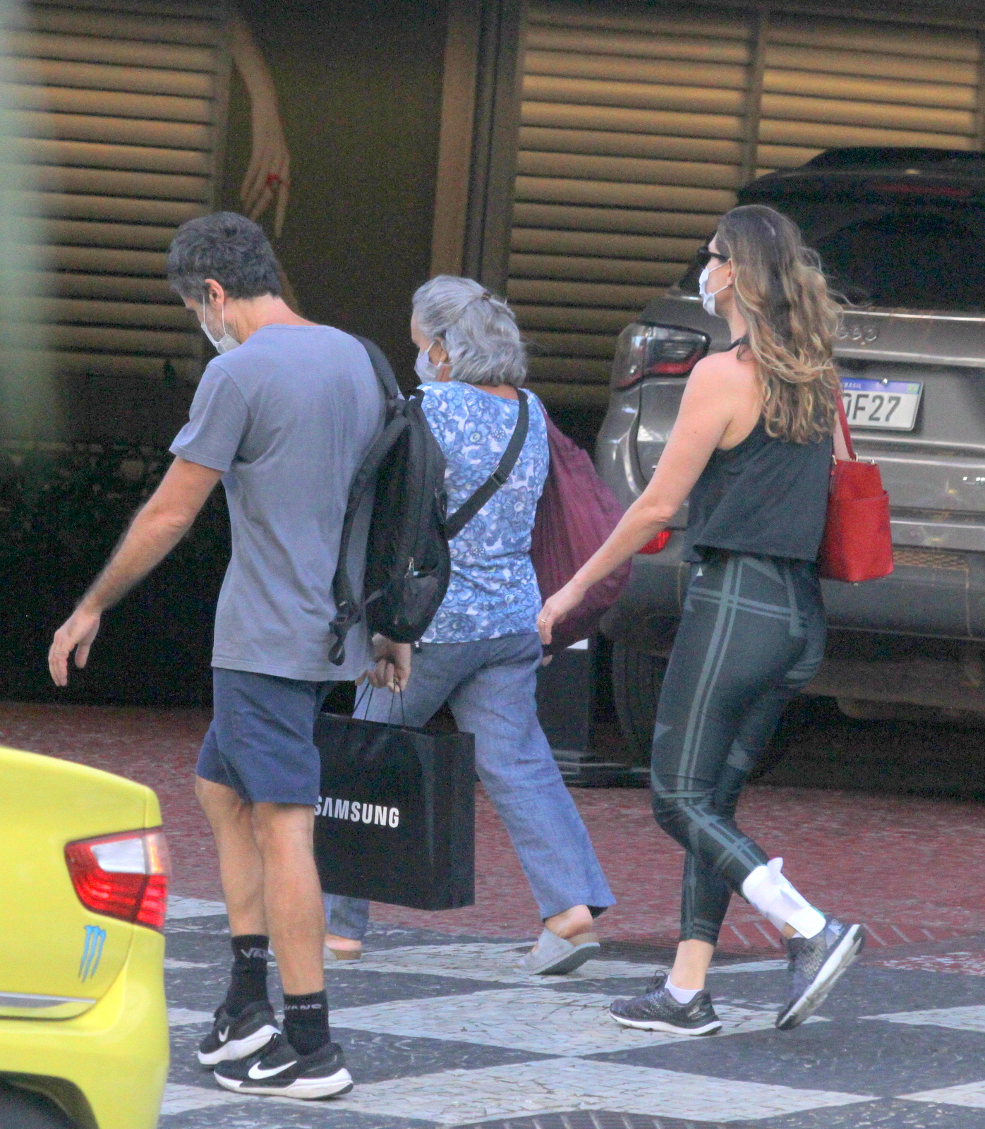 Eriberto Leão encontra Lavínia Vlasaka durante passeio no Leblon; fotos