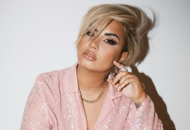 Demi Lovato diz que prefere ficar com mulheres após terminar noivado com ator