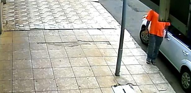 Homem com covid é preso duas vezes por passar saliva em maçanetas de carros; veja