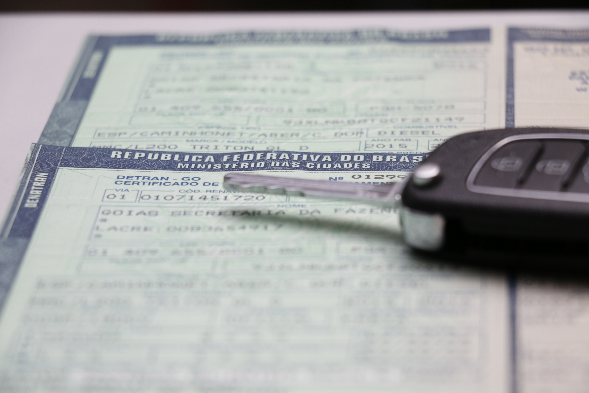 O contribuinte continua tendo a opção de parcelar o imposto em três vezes.