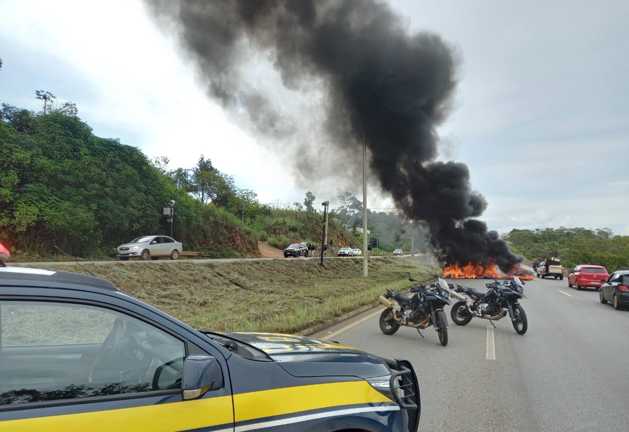 Manifestantes interditam BR-070, em Águas Lindas