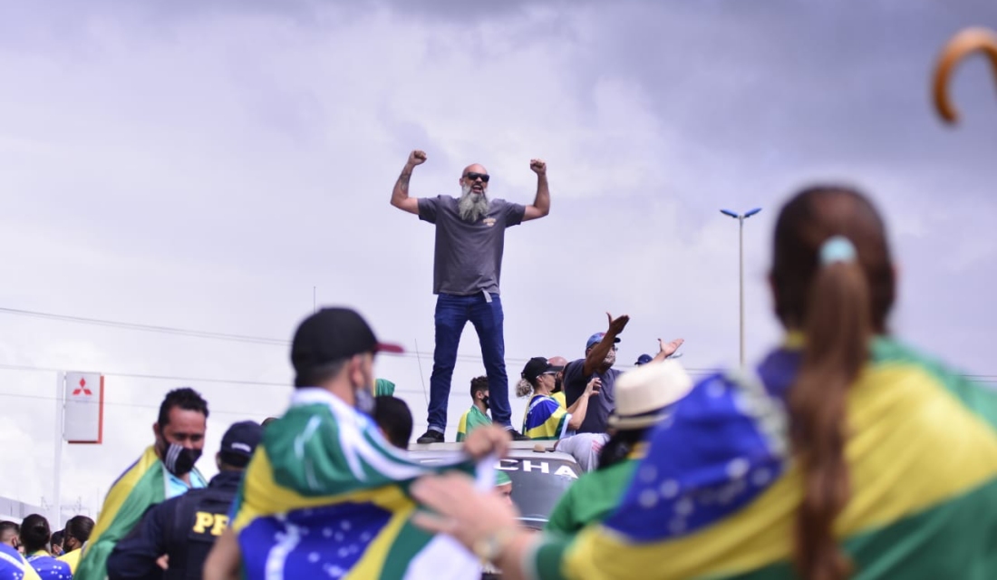 Manifestantes contrários à restrição ao comércio tentam agredir jornalistas em Goiânia (Foto: Jucimar de Sousa/Mais Goiás)