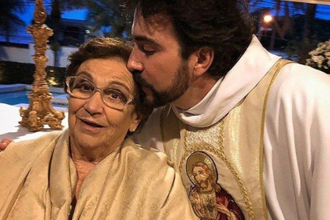 Mãe do padre Fábio de Melo está internada com Covid-19