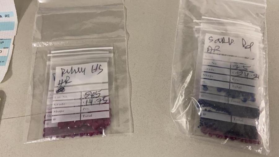 Mulher é presa em aeroporto no Rio após chegar dos EUA com rubis e safiras - Uma mulher foi presa nesta sexta-feira (5), no Aeroporto Internacional do Rio de Janeiro, tentando entrar no Brasil com pedras preciosas escondidas em seu corpo