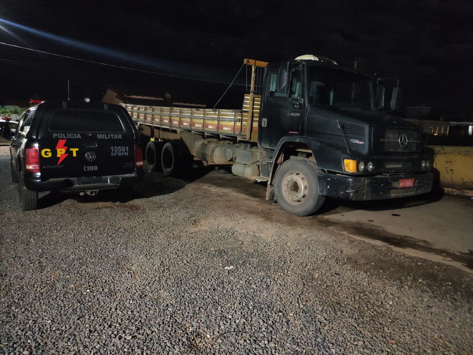 Quatro homens são presos suspeitos de roubar carga de verduras, em Posse