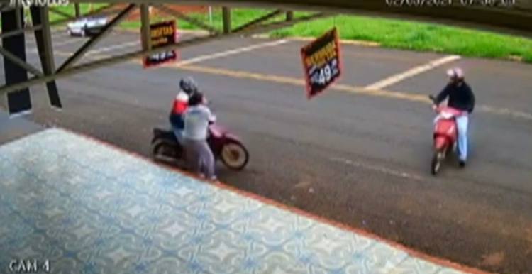 Vídeo mostra mulher reagindo a roubo e lutando contra assaltantes em Jataí