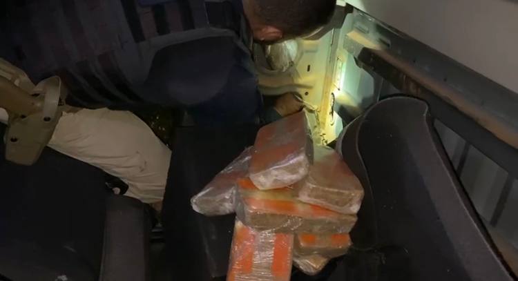 Após receber ordem de parada, motorista foge e deixa carga milionária de droga