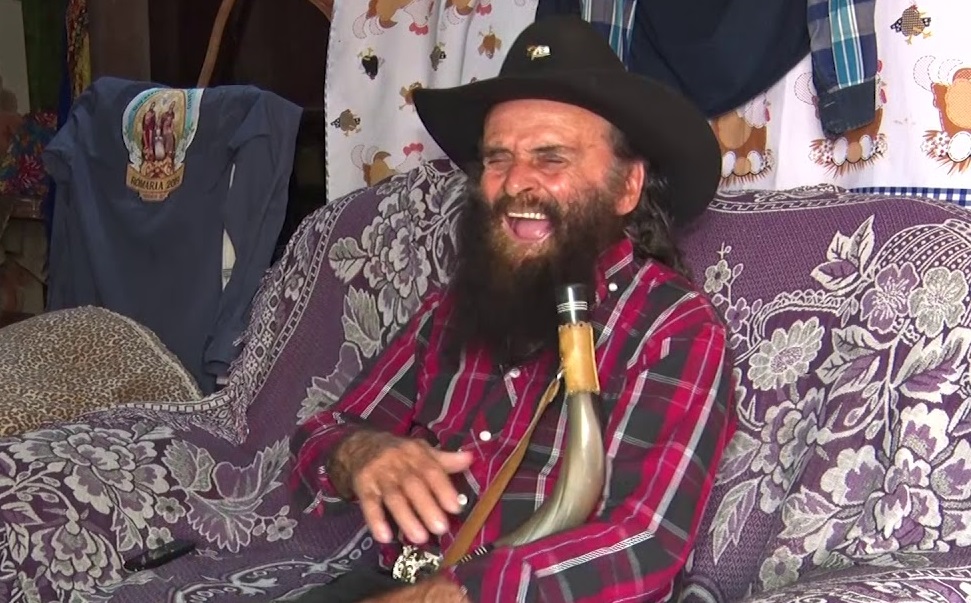 Zé Capeta é vacinado contra covid-19 em Aparecida de Goiânia