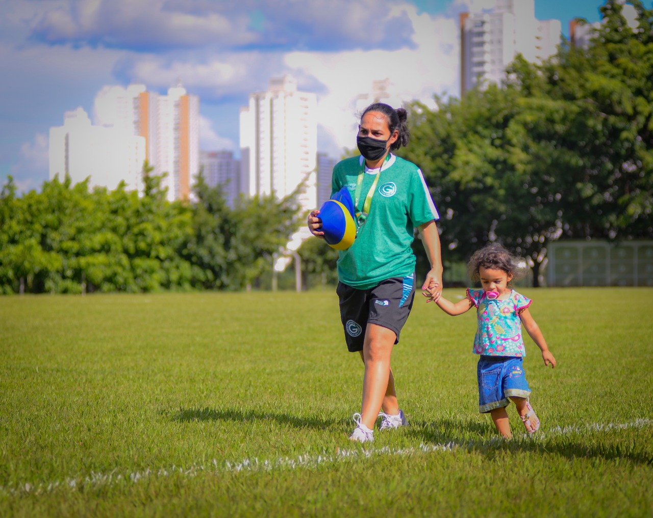 Ana Júlia Menezes Rocha Herzog, preparadora física do Goiás Esporte Clube e a filha Agnes, de 2 anos (Foto: Jucimar de Sousa/Mais Goiás)