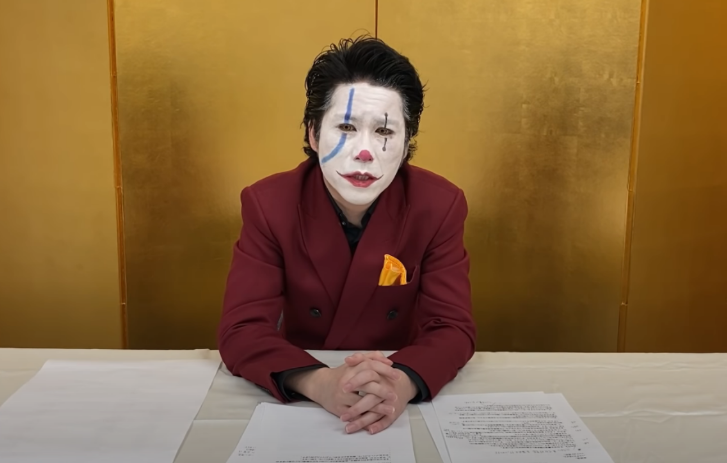 'Coringa japonês' se candidata a governo e quer música de 'Frozen' como hino