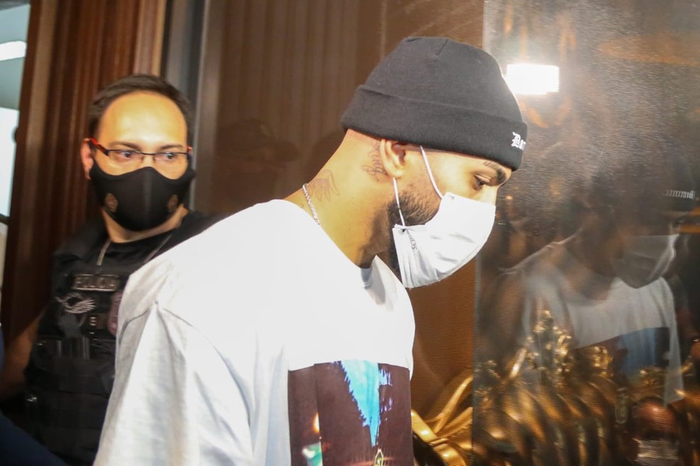 Gabigol e Mc Gui são flagrados pela polícia em cassino de São Paulo