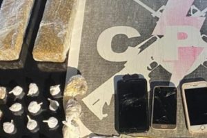 A Polícia Militar (PM) prendeu um casal suspeito de tráfico de drogas em Mineiros. O caso aconteceu nesta sexta-feira (23). Eles foram - Polícia prende casal enquanto entregava drogas em Mineiros