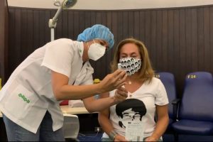 Cissa Guimarães e Maitê Proença recebem vacina contra covid-19