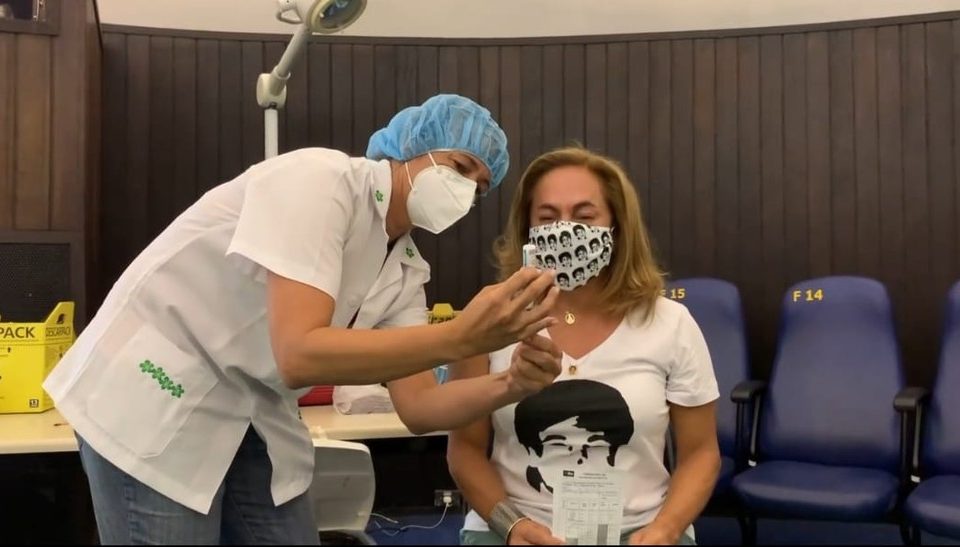 Cissa Guimarães e Maitê Proença recebem vacina contra covid-19
