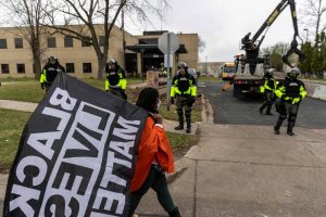 Jovem negro é morto após policial confundir pistola com arma de choque, diz polícia