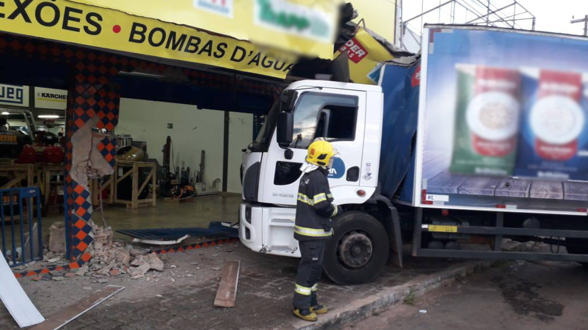 Colisão entre dois caminhões faz um dos veículos invadir loja, em Valparaíso