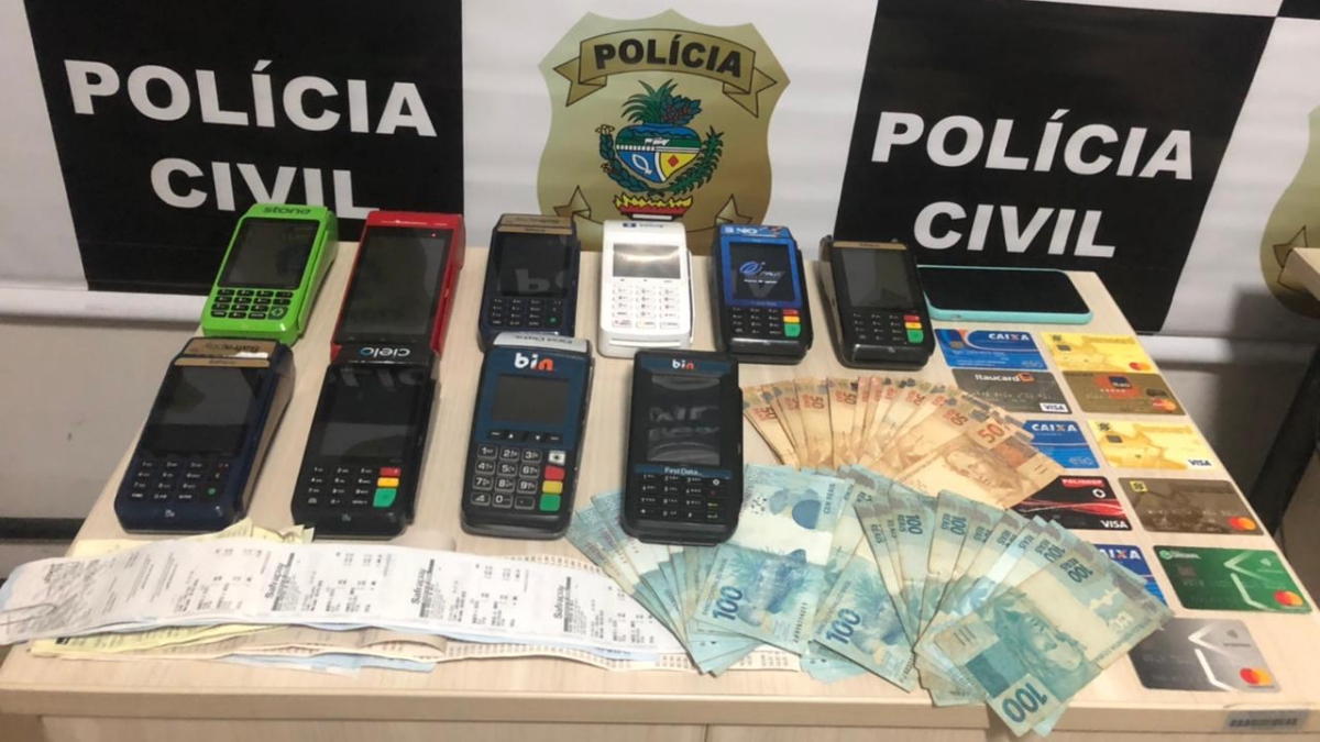 Máquinas de cartão e dinheiro encontrados com o suspeito (Foto: Polícia Civil)