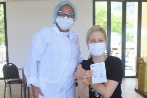 Paula Toller toma primeira dose da vacina contra Covid-19