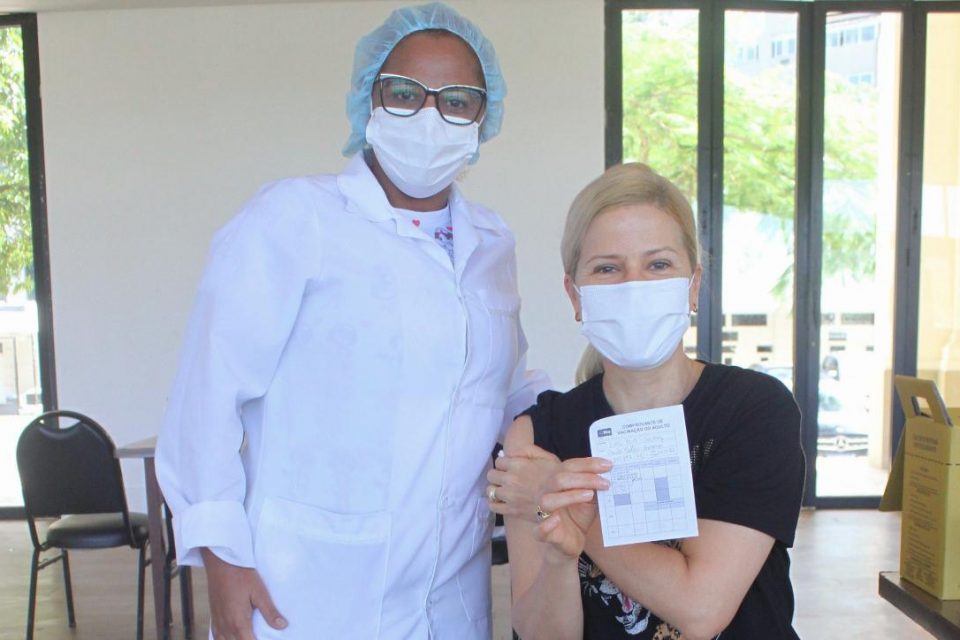 Paula Toller toma primeira dose da vacina contra Covid-19